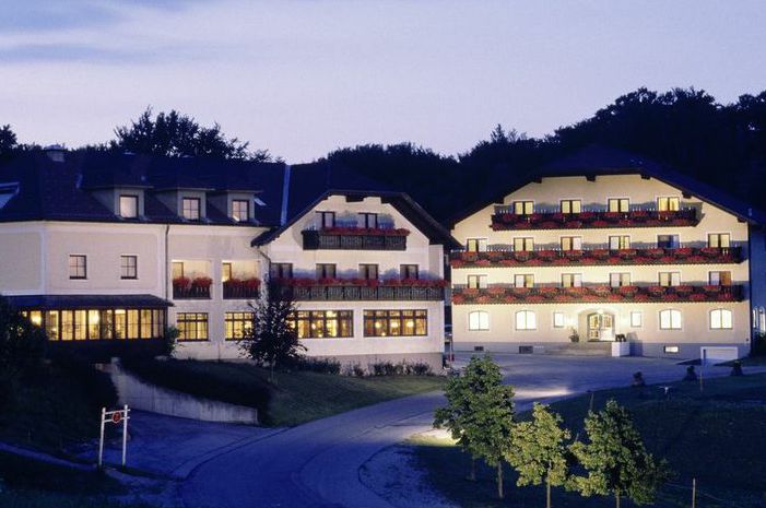Wienerwaldhof bei Dämmerung